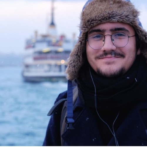 Deniz Onmuş headshot